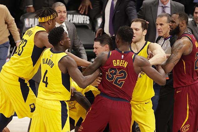 LeBron gets help from Korver, Cavs bench to beat Pacers in Game 4 slugfest