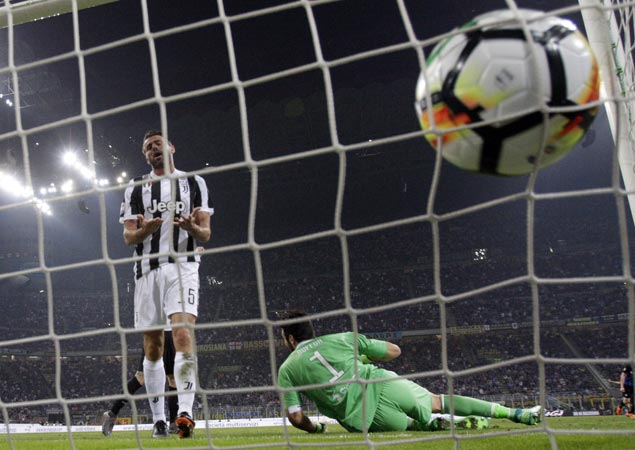 Juventus stays on track for record seventh straight Serie A title with wild win at Inter