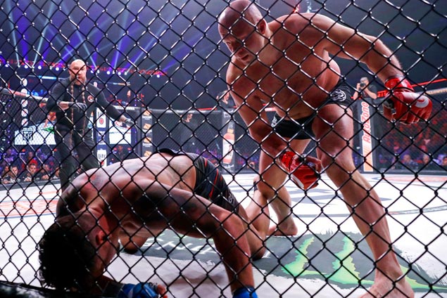 FBI visit not a distraction as Emelianenko hacks out TKO win over Frank Mir