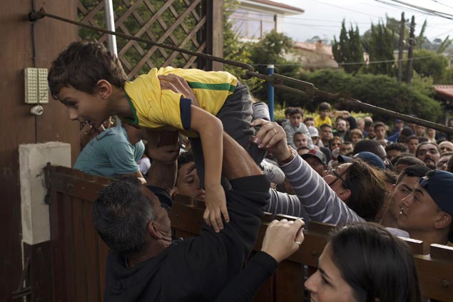 Disgruntled fans break into Brazil pre-World Cup training
