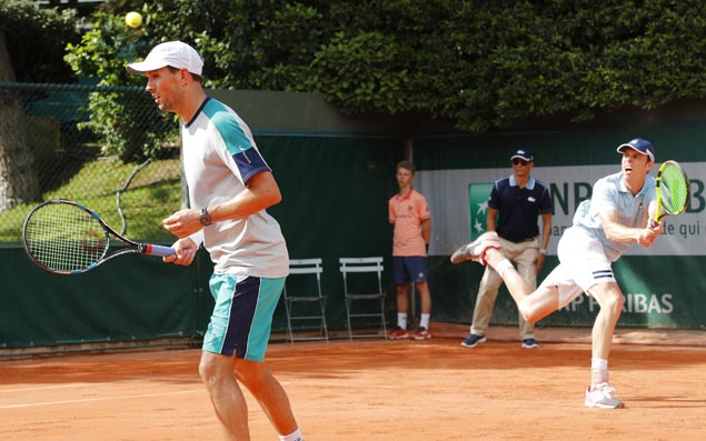 Without his twin, Mike Bryan makes early exit from French Open doubles