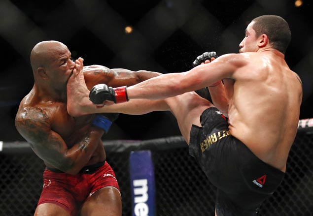 Robert Whittaker injures right hand but outpoints Yoel Romero in rematch at UFC 225