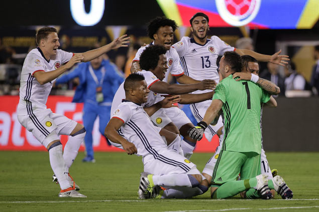 David Ospina helps save day for Colombia as they beat Peru in penalty shootout to reach Copa semis