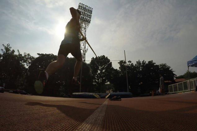 Pole vaulter EJ Obiena sets new Philippine record ahead of SEA Games stint
