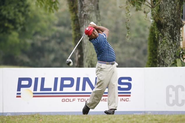 Erwin Arcillas steals limelight from top pros, takes three-stroke lead at Luisita