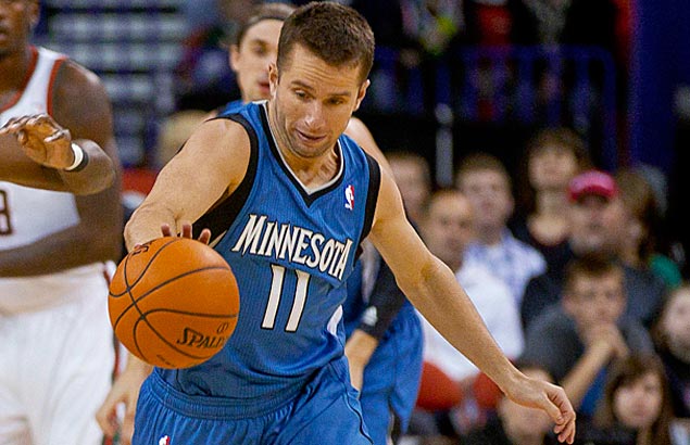 NBA Hands Out First Flop Warnings to JJ Barea and Donald Sloan