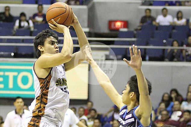 Louie Vigil comes up with go ahead basket as UST Tigers narrowly beat Adamson Falcons