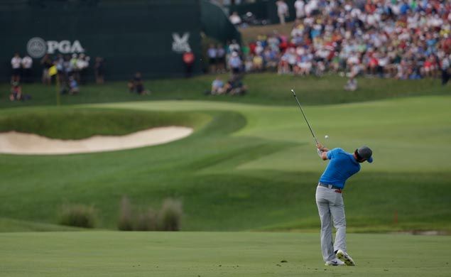 Three birdies on the last four holes enables McIlroy to hold on to one-stroke lead
