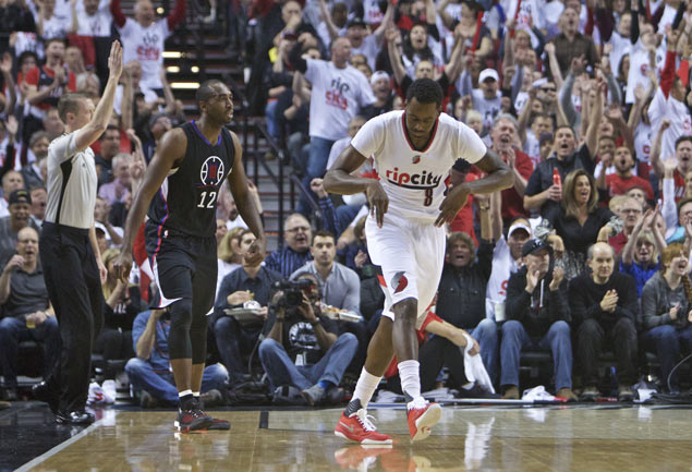 Bad news comes in threes: Paul breaks hand, Griffin re-injures thigh, Clippers lose to Blazers