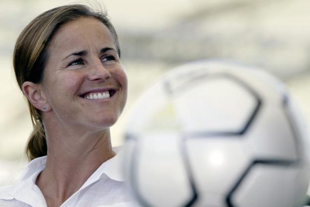 Former US women's soccer team star Brandi Chastain pledges her brain for concussion research
