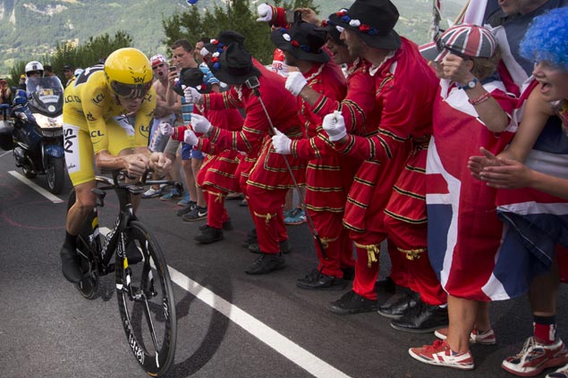 Froome adds to seemingly insurmountable Tour de France lead after winning mountain time trial