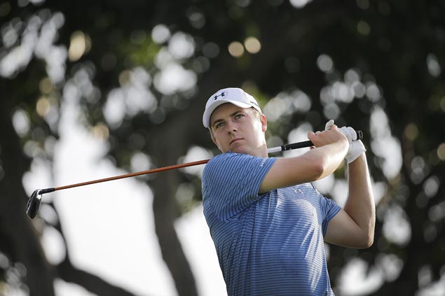 Jordan Spieth overcomes fatigue to take share of early lead at ...