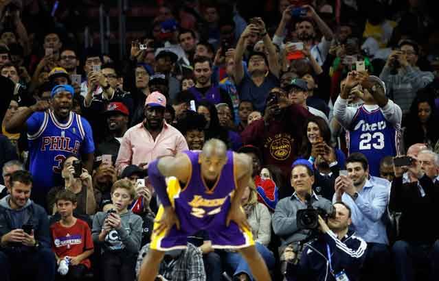 PHOTO GALLERY Kobe Bryant Draws Huge Cheers From Philadelphia Crowd As ...