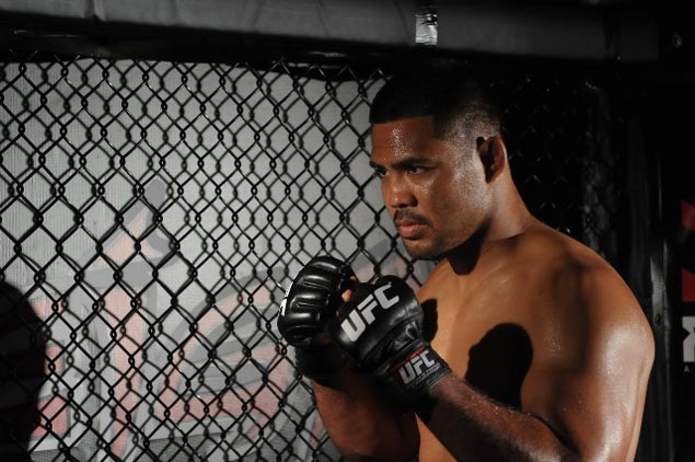 Chance to fight in Manila in the balance as comebacking Fil-Am Mark Munoz sees action in UFC 184