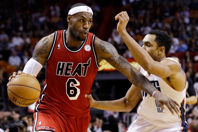 Heat ride LeBron's hot hands to burn Bobcats