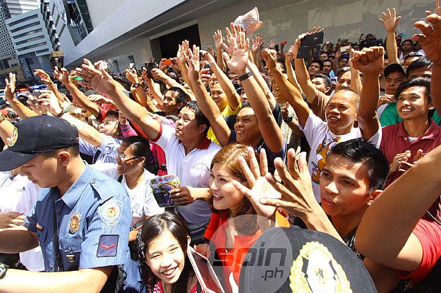 Smile back in Manny Pacquiao face as nation welcomes him warmly. View ...