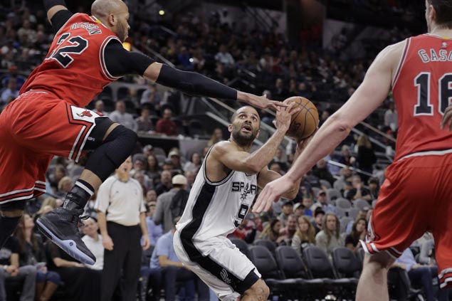 Spurs survive tough challenge from Bulls to stretch unbeaten streak in San Antonio to 40