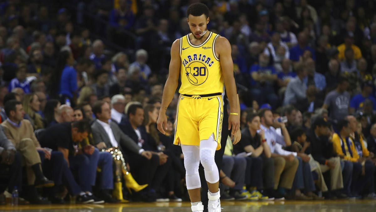 Warriors hold breath as Curry suffers leg injury in loss to Bucks