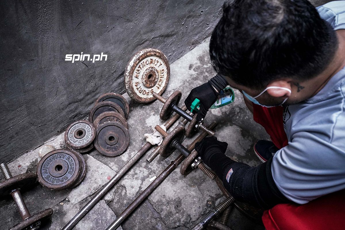 Qc Fitness Buff Sets Up Improvised Gym In A Narrow Alley In Qc