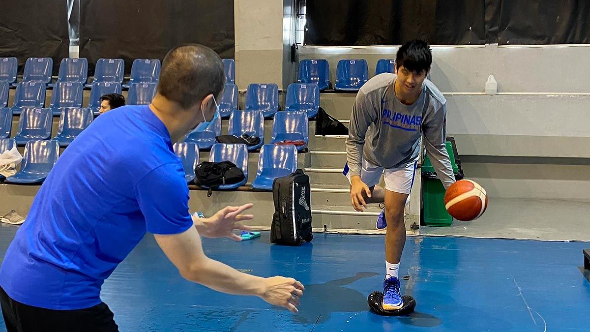 Carl Tamayo strengthening his ankle in Gilas workout