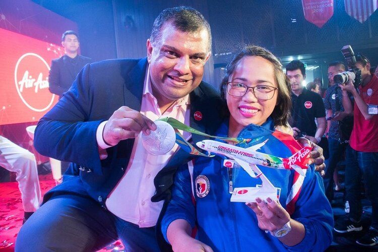 AirAsia CEO Tony Fernandes with Hidilyn Diaz.