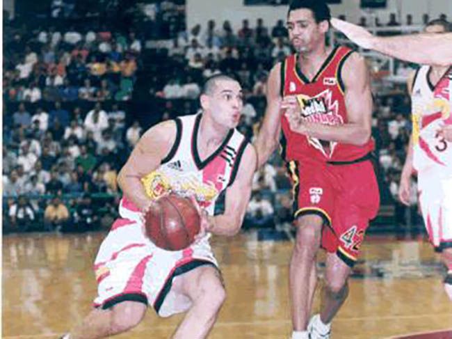 SMB star Danny Seigle goes for a drive against Red Bull import Tony Lang.