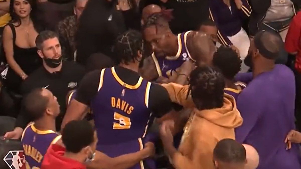 Anthony Davis and Dwight Howard's teammates try to separate the two feuding Lakers.