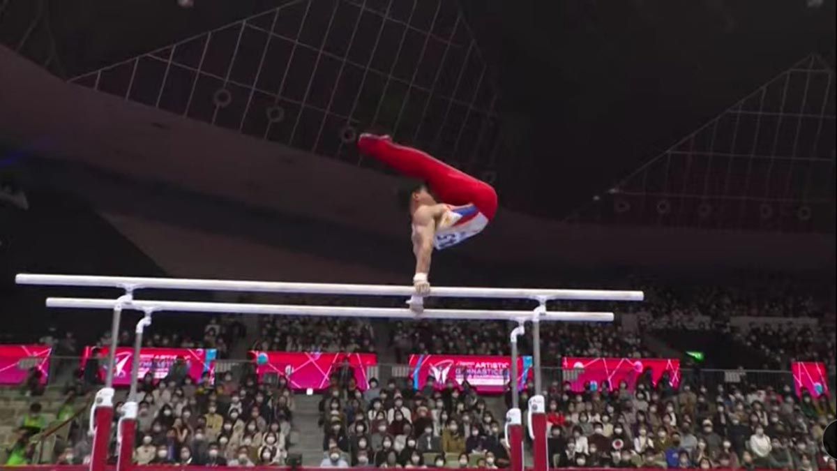 Caloy Yulo in action in the parallel bars at the world championship.