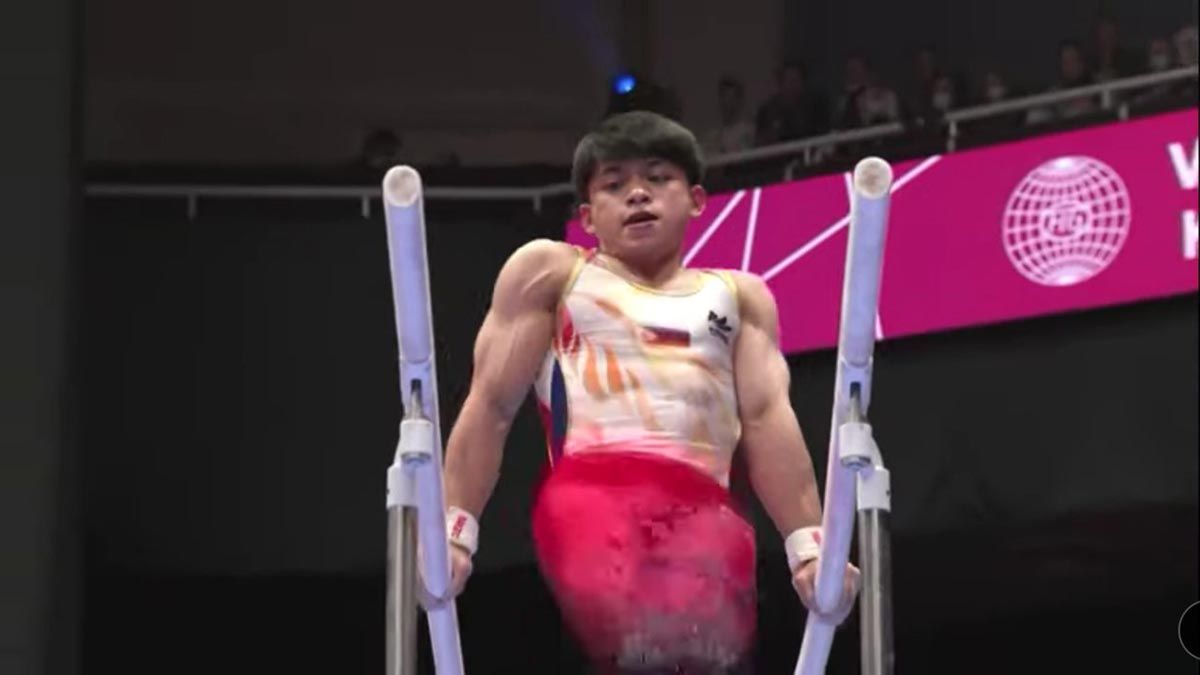 Caloy Yulo in action in the parallel bars at the world championship.
