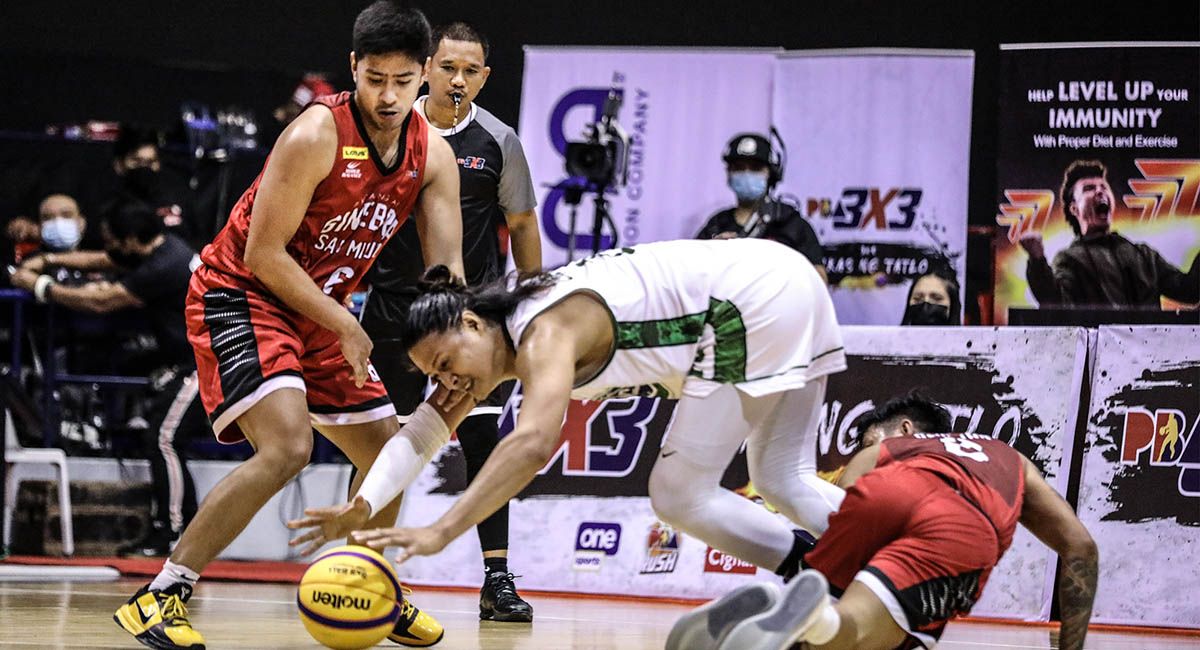 Roider Cabrera dives for a loose ball during the Terrafirma-Ginebra match.