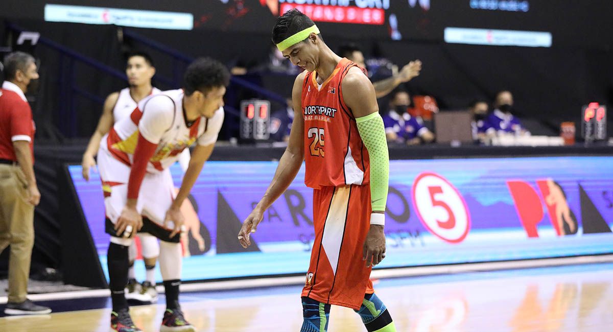 Arwind Santos suffers a loss in his first game against former team SMB since the trade to NorthPort.