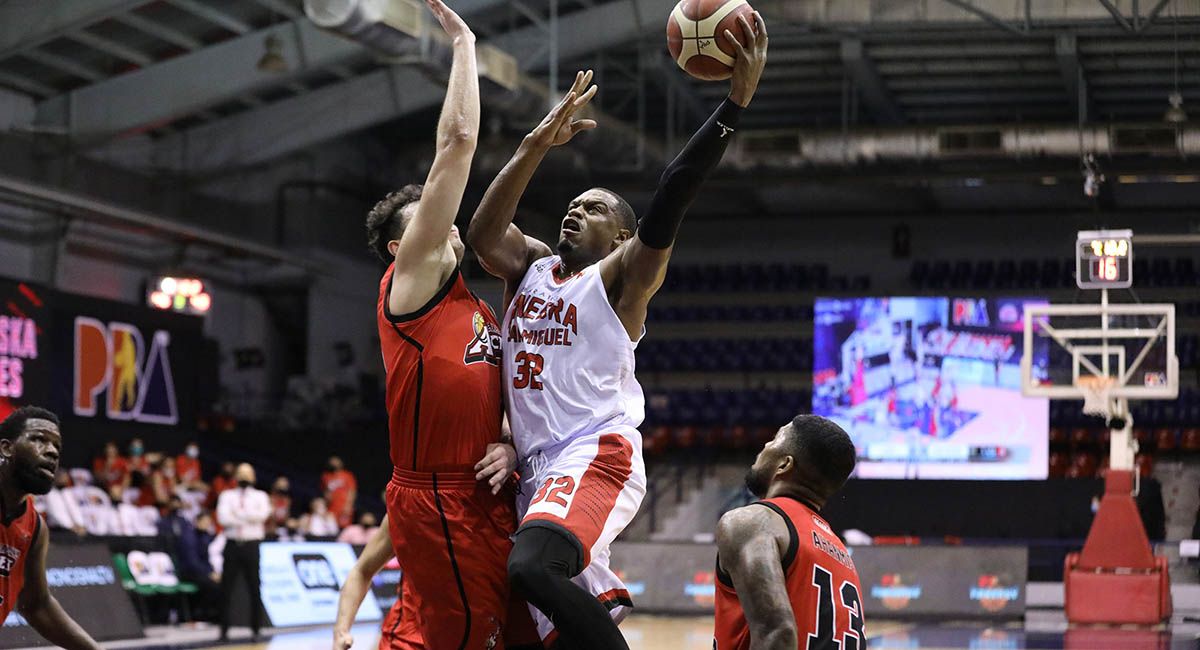 Ginebra import Justin Brownlee scores on a drive against Alaska.