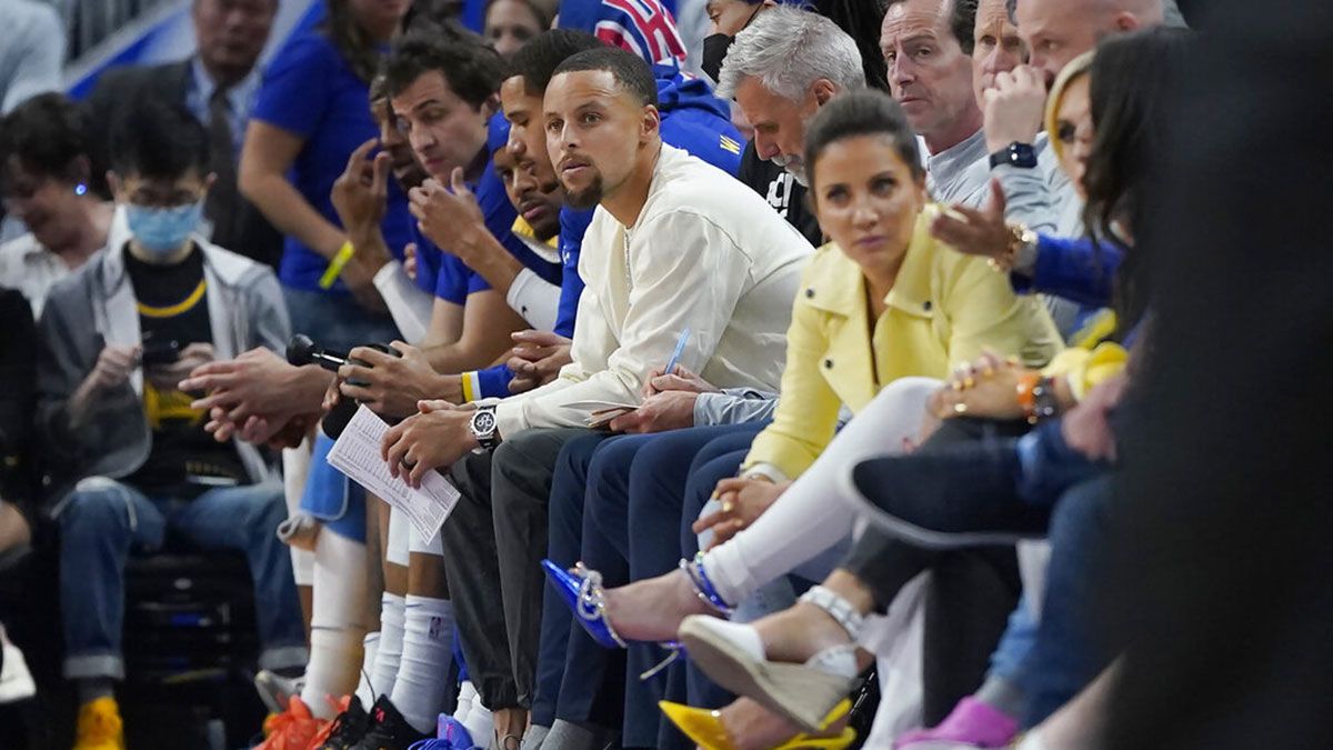 Steph Curry bench