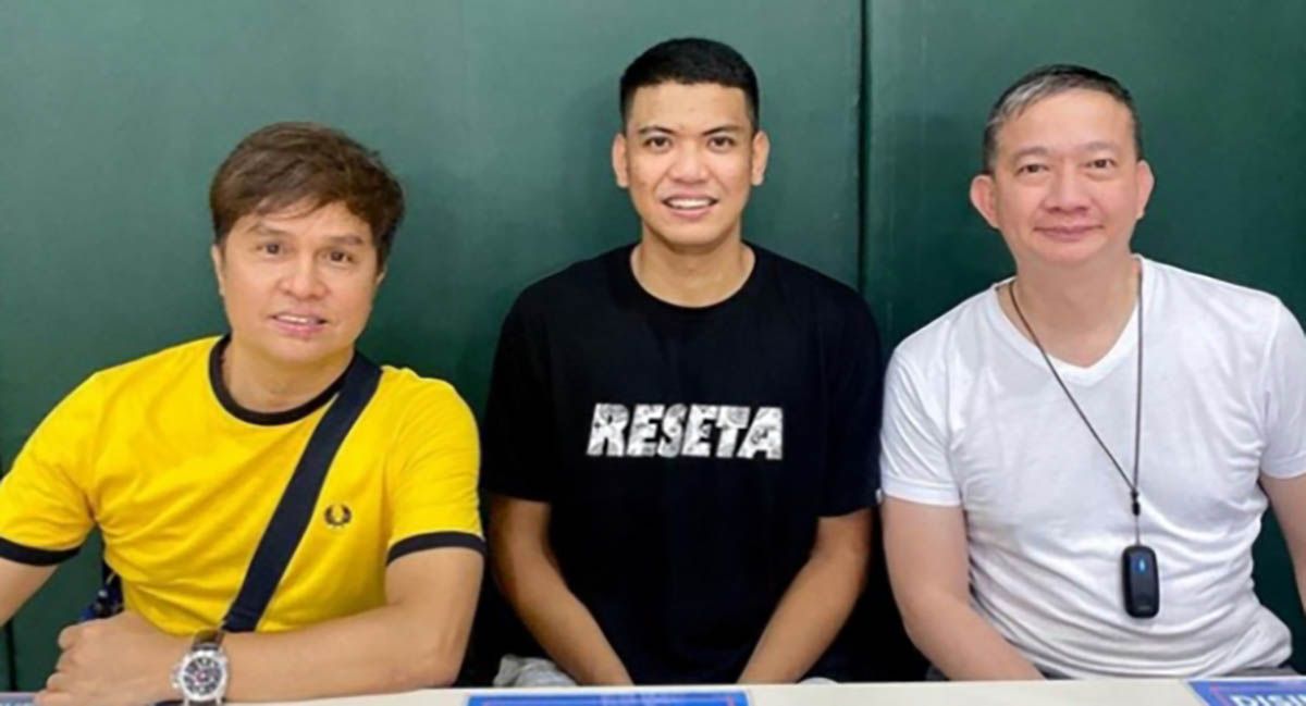 Jerrick Balanza signs his new two-year contract in the presence of his representative Edgar Mangahas (left) and NorthPort team manager Bonnie Tan.