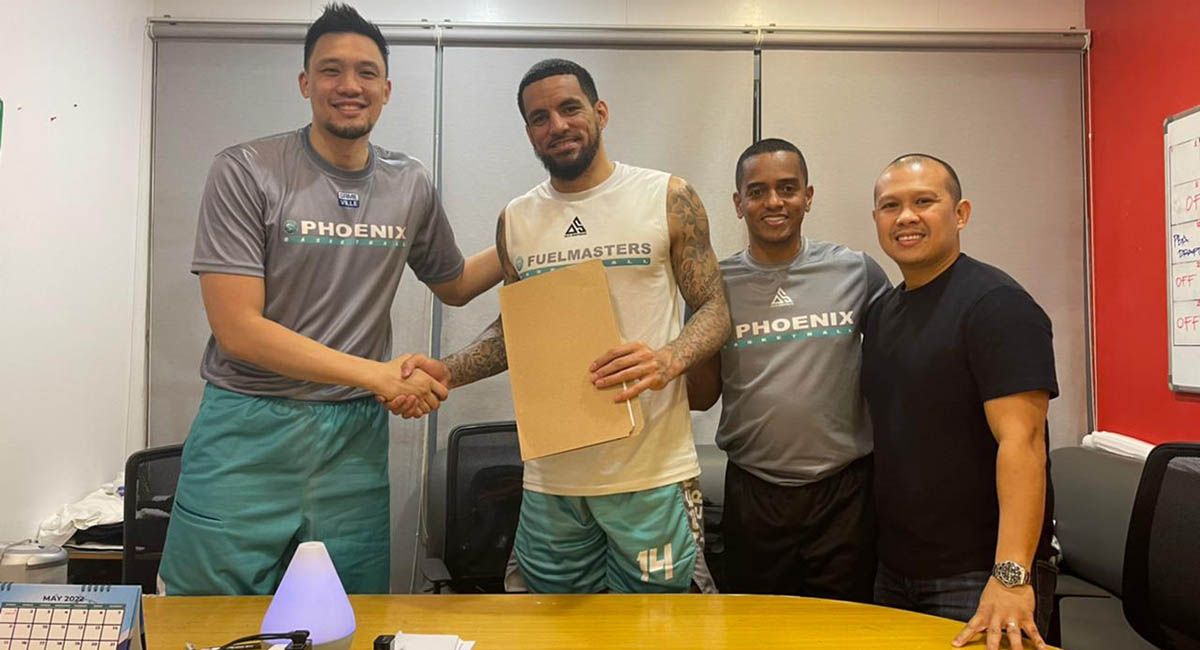 Nick Demussis signs his new Phoenix contract in the presence of team manager Paolo Bugia, coach Topex Robinson, and his agent Marvin Espiritu.