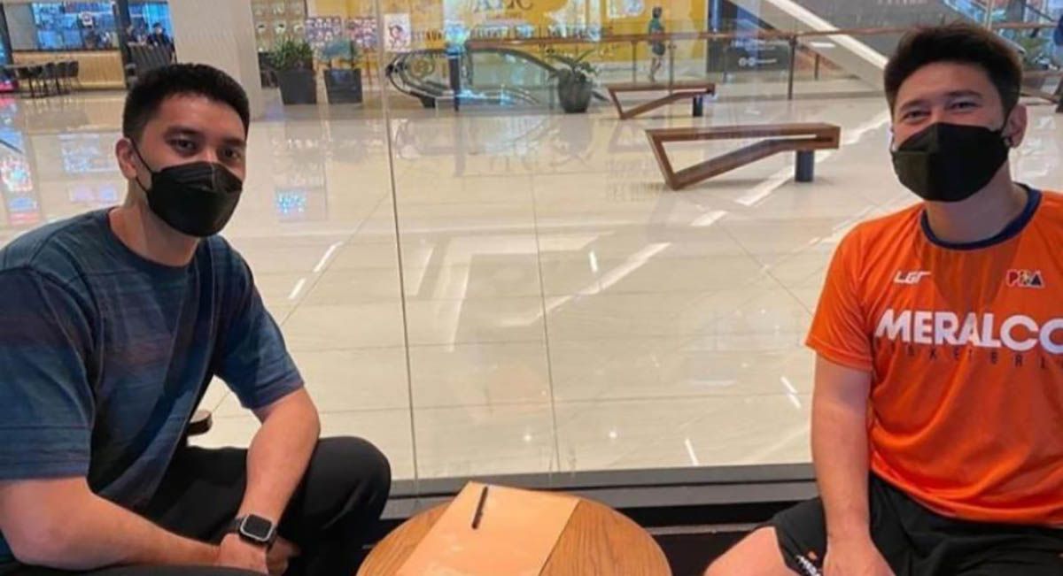 Kyle Pascual signs his new Meralco contract with Bolts team manager Paolo Trillo. 