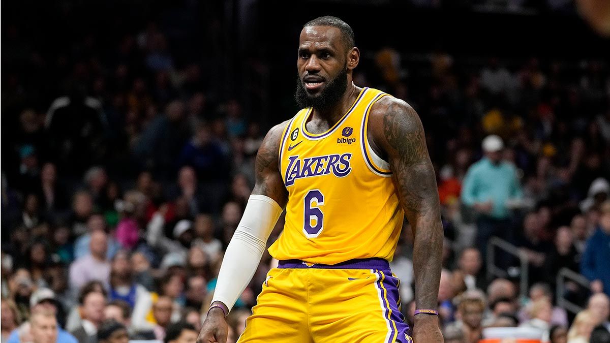 LeBron James pours in 43 as Lakers hold off Hornets