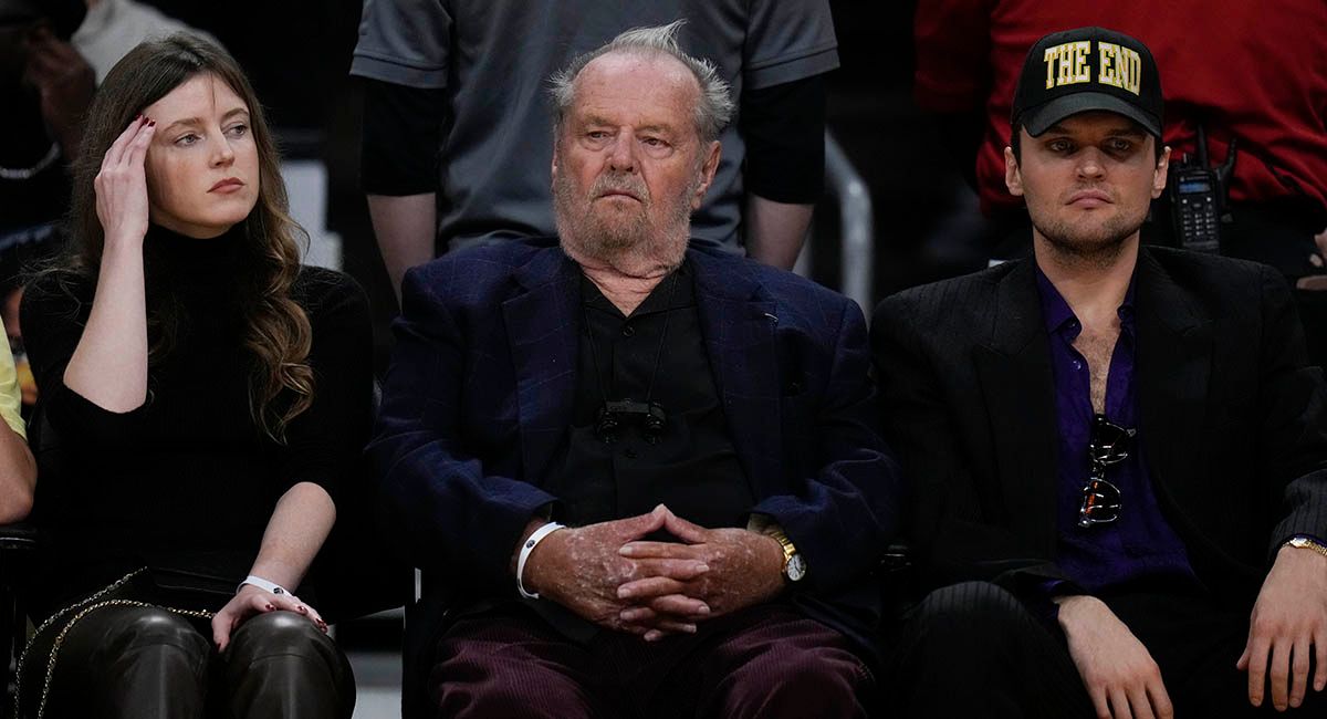 Jack Nicholson back is customary LA ringside in Lakers game