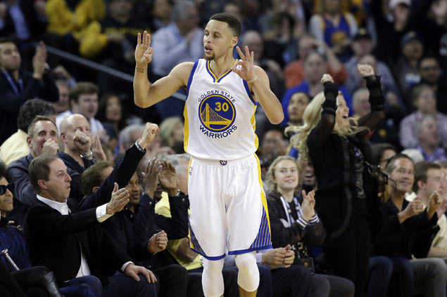 Curry, Warriors assert dominance over OKC Thunder for record-tying 44 straight home win