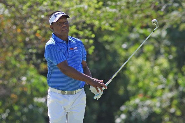 Tony Lascuña moves from eight shots down to four up as Miguel Tabuena crumbles